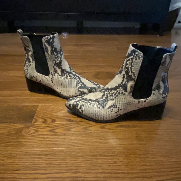 Design Lab SNAKE SKIN BOOTIES - Picture 4 of 5
